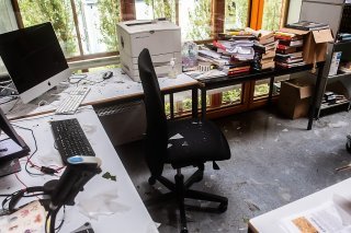 L'école primaire et secondaire de Losone a été endommagée par un gros orage accompagné d'une violente tempête de grêle. Sur la photo, la bibliothèque de l'école.